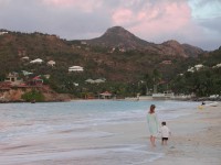 mother-child-walk-on-the beach